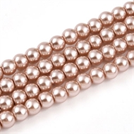 78 cm. beige glasperlestreng med perlemor. 4 mm